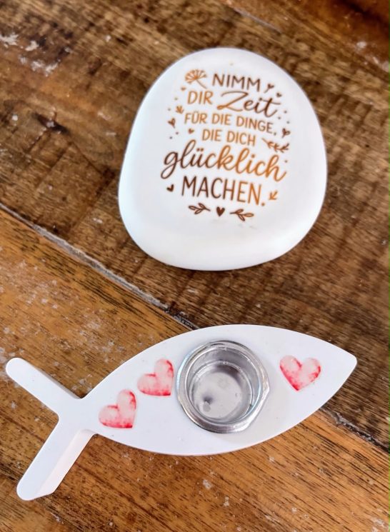 Stein mit Spruch:4 Euro; Fisch mit Kerze: 6 Euro